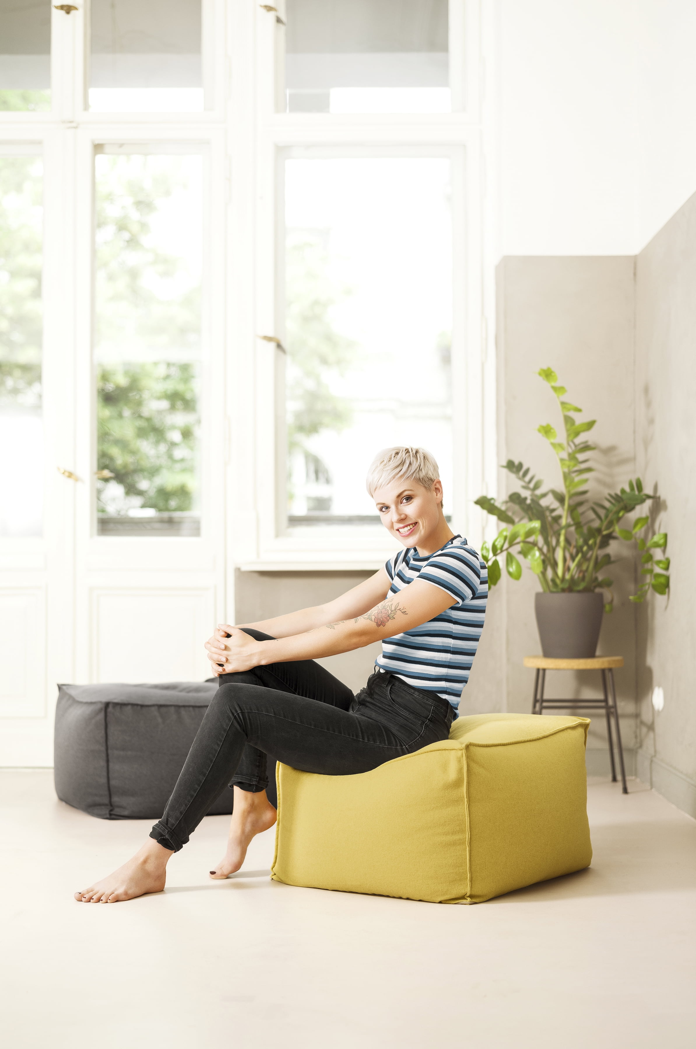 Gouchee Home Loft Felt – Pouf en feutre synthétique moutarde avec rembourrage en billes de polystyrène, housse amovible et lavable en machine, pour salon ou bureau