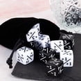 thumbnail image 3 of Juego de 24 dados de dados con bolsas de terciopelo, dados de cubo D6 para juegos de cartas Magic The Gathering (negro, blanco), 3 of 5
