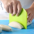 thumbnail image 4 of Raspador de masa de 2 piezas, raspador de tazón, cortador de masa de plástico seguro para alimentos, raspador de banco de plástico Flexible, raspadores de alimentos multiusos, 4 of 5