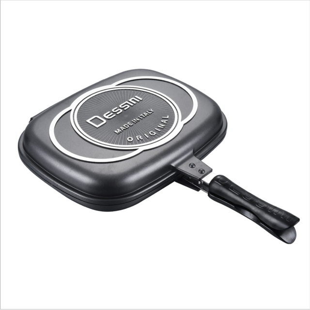 leyfeng sartén de doble cara dessini, sartén para barbacoa de 32 cm/12,6 pulgadas, sartén para cocinar a presión de doble cara, portátil — vista 3/4 frontal de la sartén negra de doble placa cerrada; cuerpo de aluminio con acabado liso y detalle acanalado en la tapa, recubrimiento antiadherente según especificación, mango largo de baquelita fijado con tornillos, diseñada para gas e inducción; también suele usarse para asar pequeños cortes o preparar parrilladas en mesa.