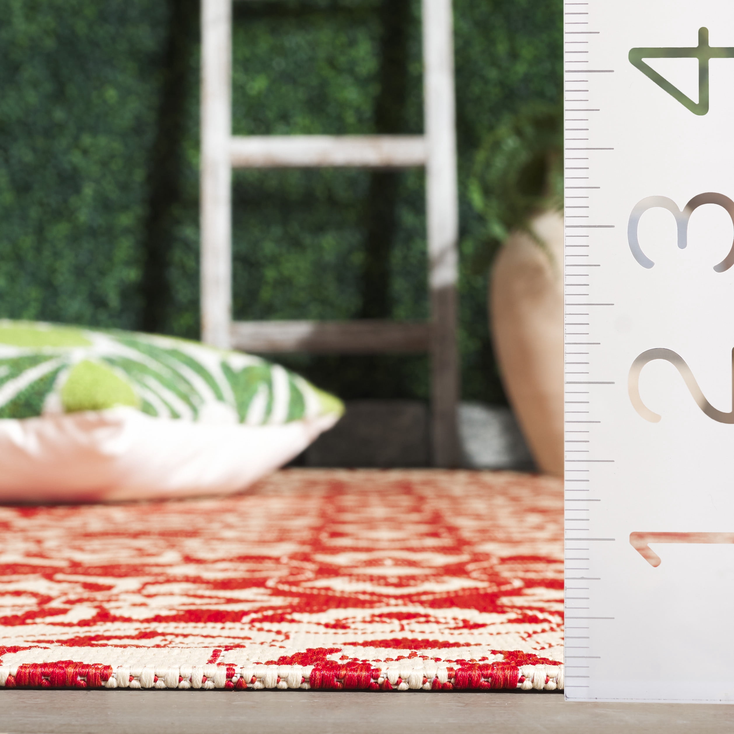 SAFAVIEH Courtyard Austin Geometric Indoor/Outdoor Area Rug, 5'3" x 5'3" Round, Red/Cream