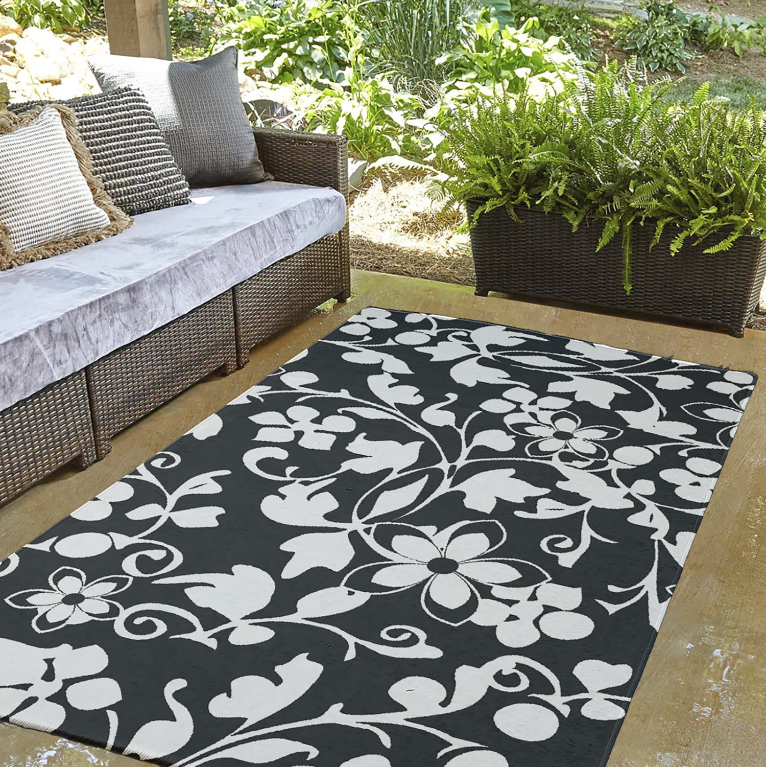 Simply Daisy 3' x 5' Pepper Evelyn Spring Chenille Indoor/Outdoor Rug