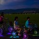 thumbnail image 5 of Luces recargables para cubo de rueda de bicicleta, impermeables, luces LED para radios de ciclismo, luz decorativa de advertencia de seguridad para bicicleta para niños... Adepaton LN-1993, 5 of 6