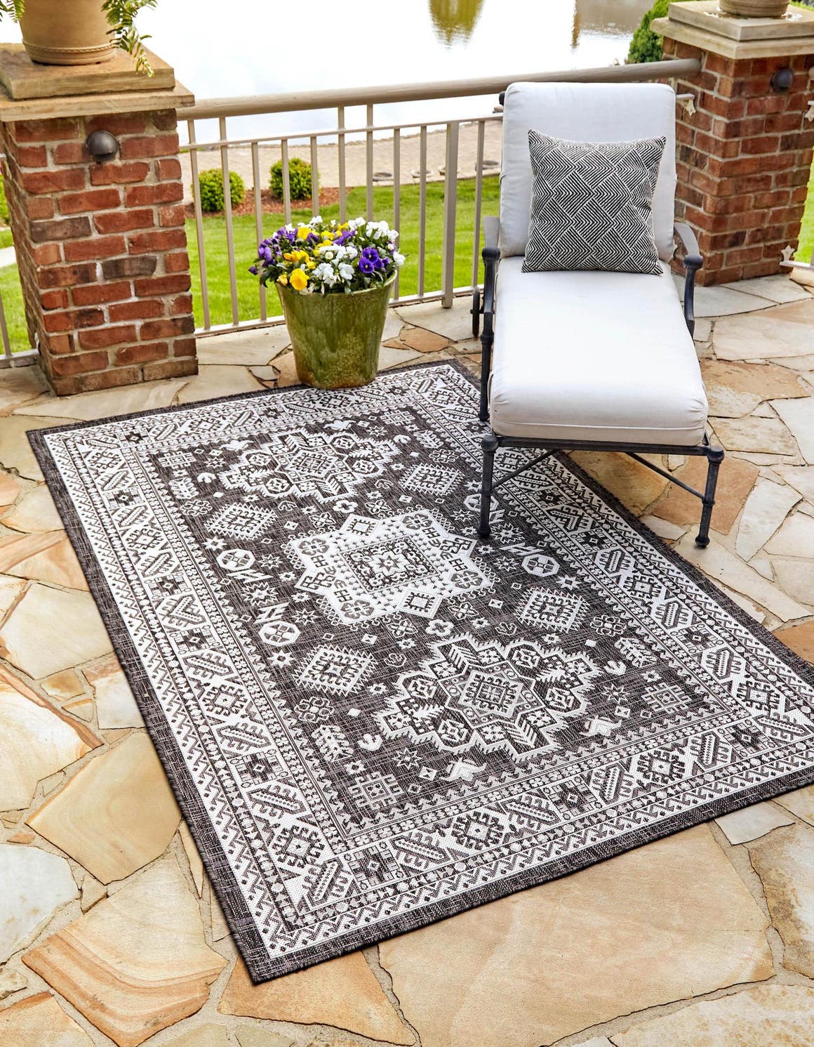 Unique Loom Chalca Indoor/Outdoor Aztec Rug Charcoal Gray/Ivory 4' 1" x 6' 1" Rectangle Border