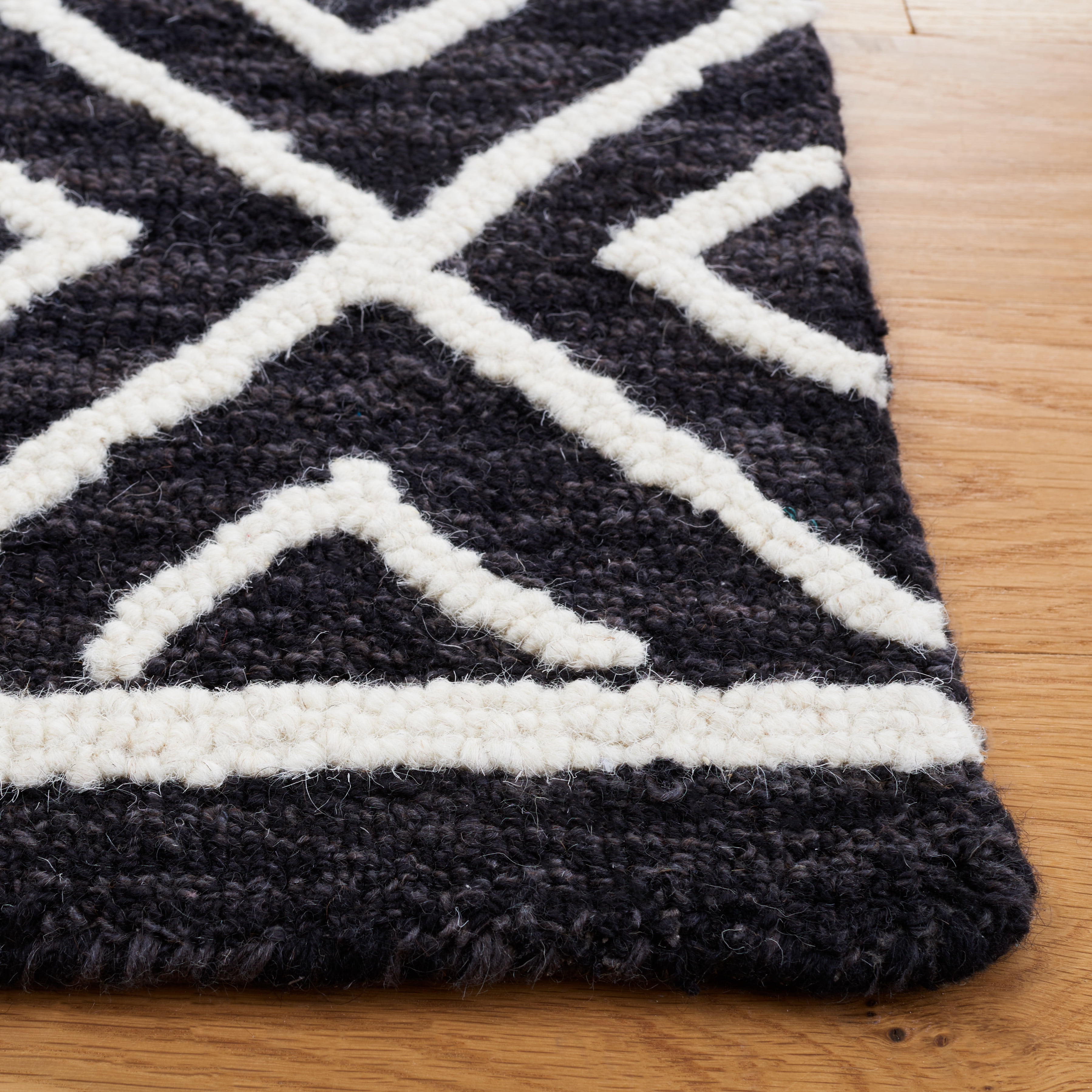 SAFAVIEH Metro Fletcher Medallion Area Rug, Black/Ivory, 5' x 8'