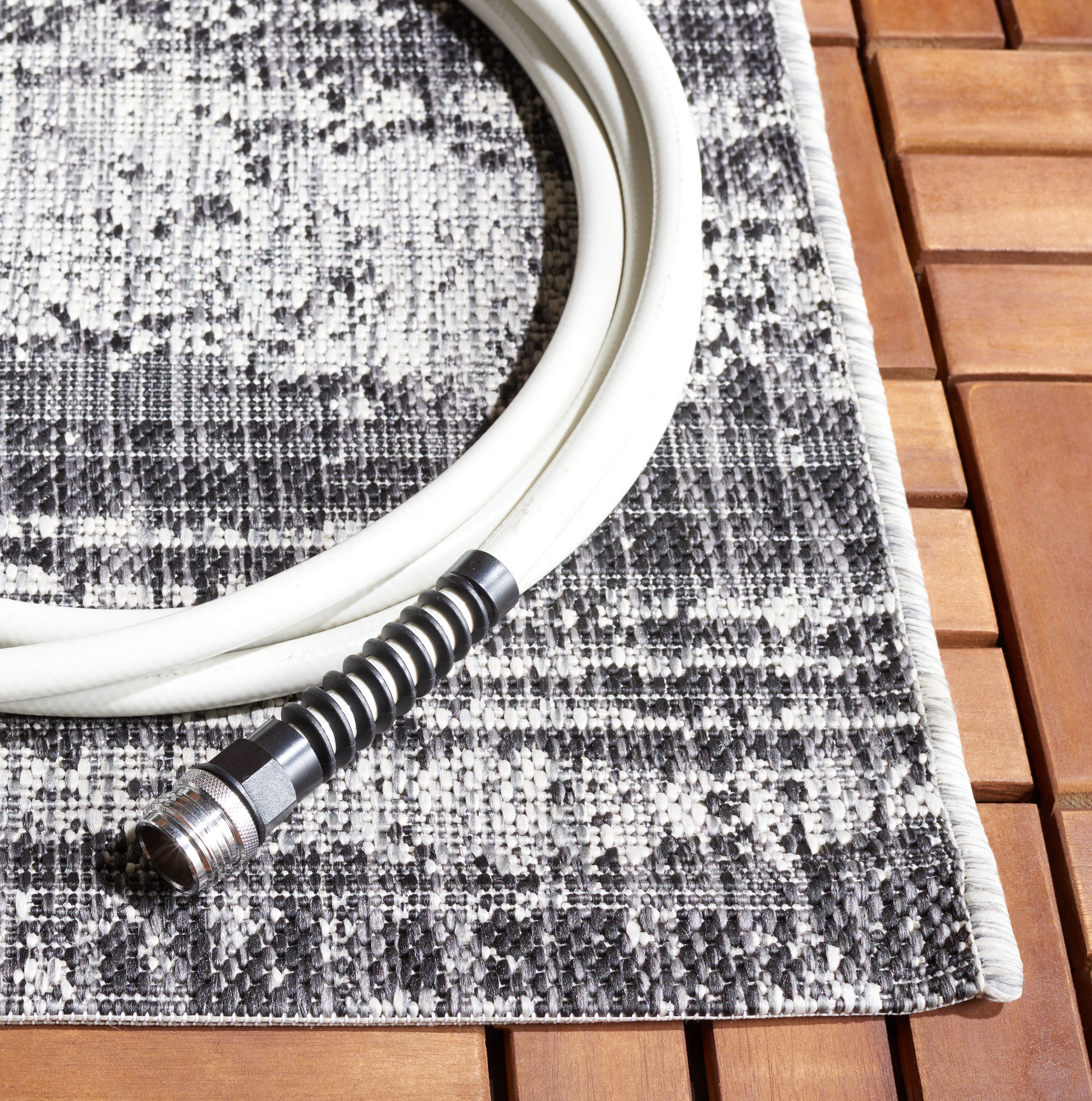 Safavieh Courtyard Jannah Abstract Indoor/Outdoor Area Rug, Gray/Black, 5'3" x 7'7"