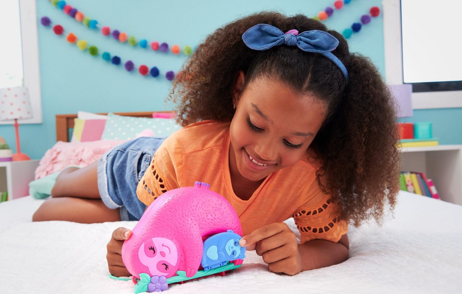 Polly Pocket Dolls and Micro Playset, Travel Toys, Sloth Family 2-in-1 Purse Compact and Accessories