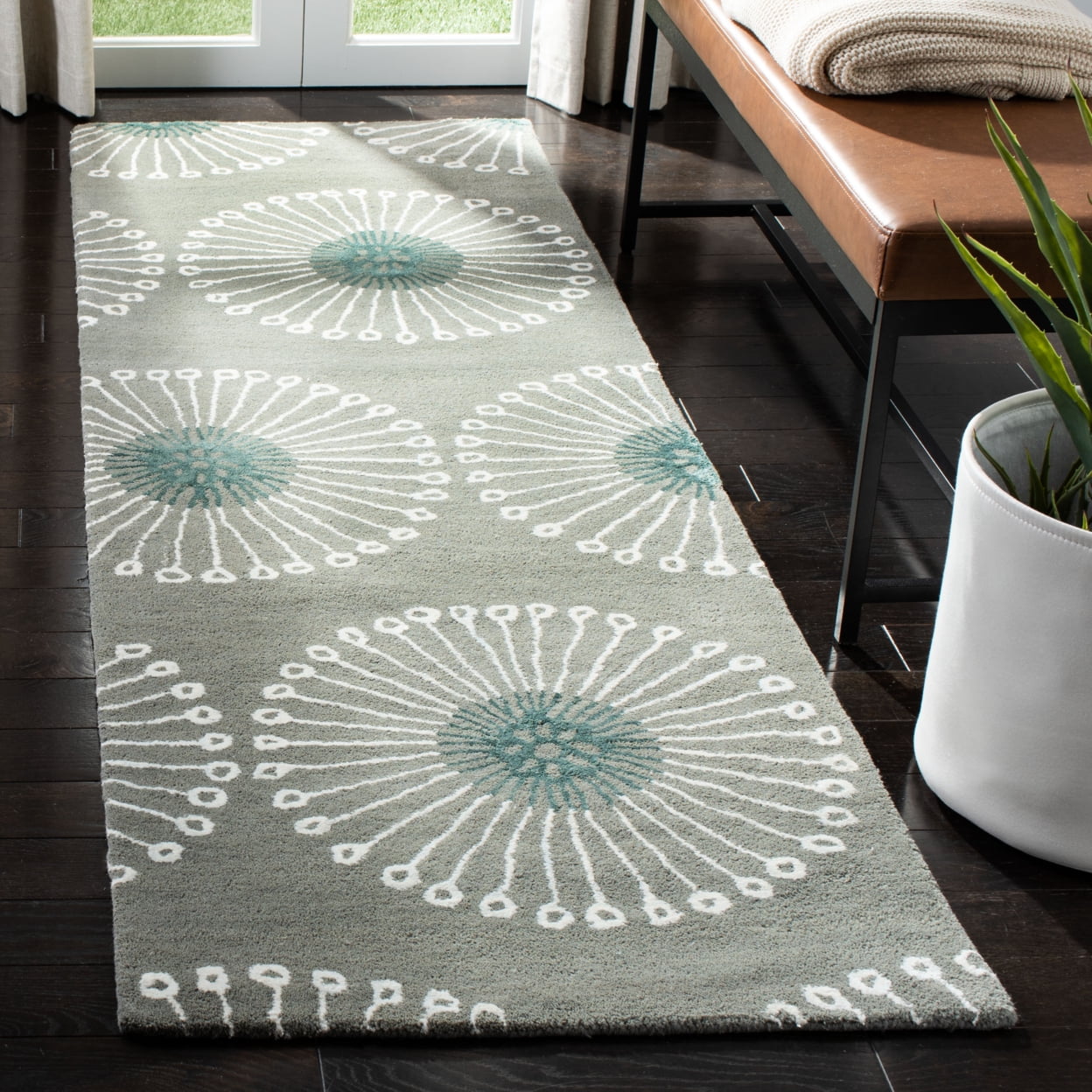 SAFAVIEH Soho Adeline Floral Wool Area Rug, Grey/Ivory, 5' x 8'