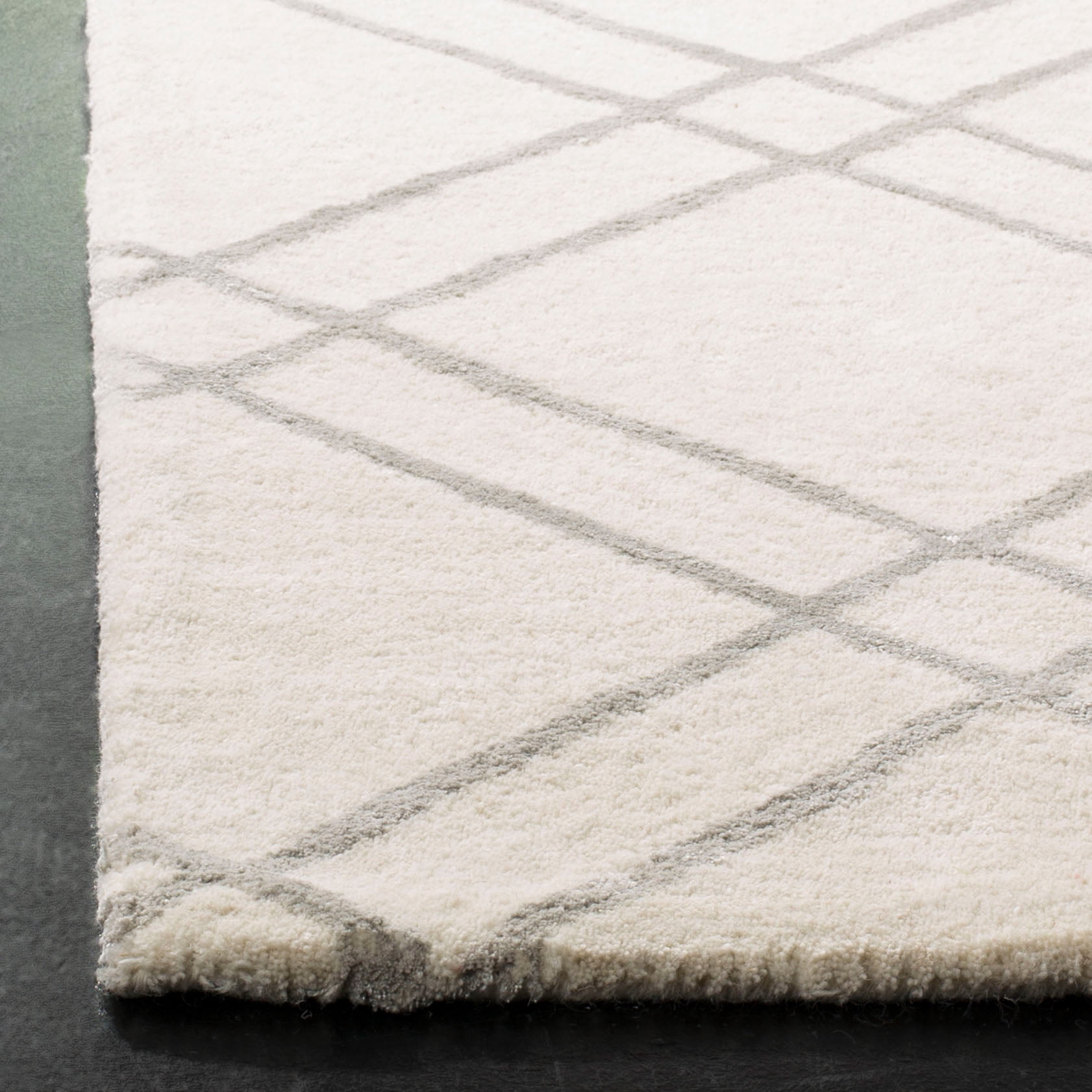 SAFAVIEH Himalaya Maralyn Geometric Wool Area Rug, Ivory/Silver, 10' x 14'