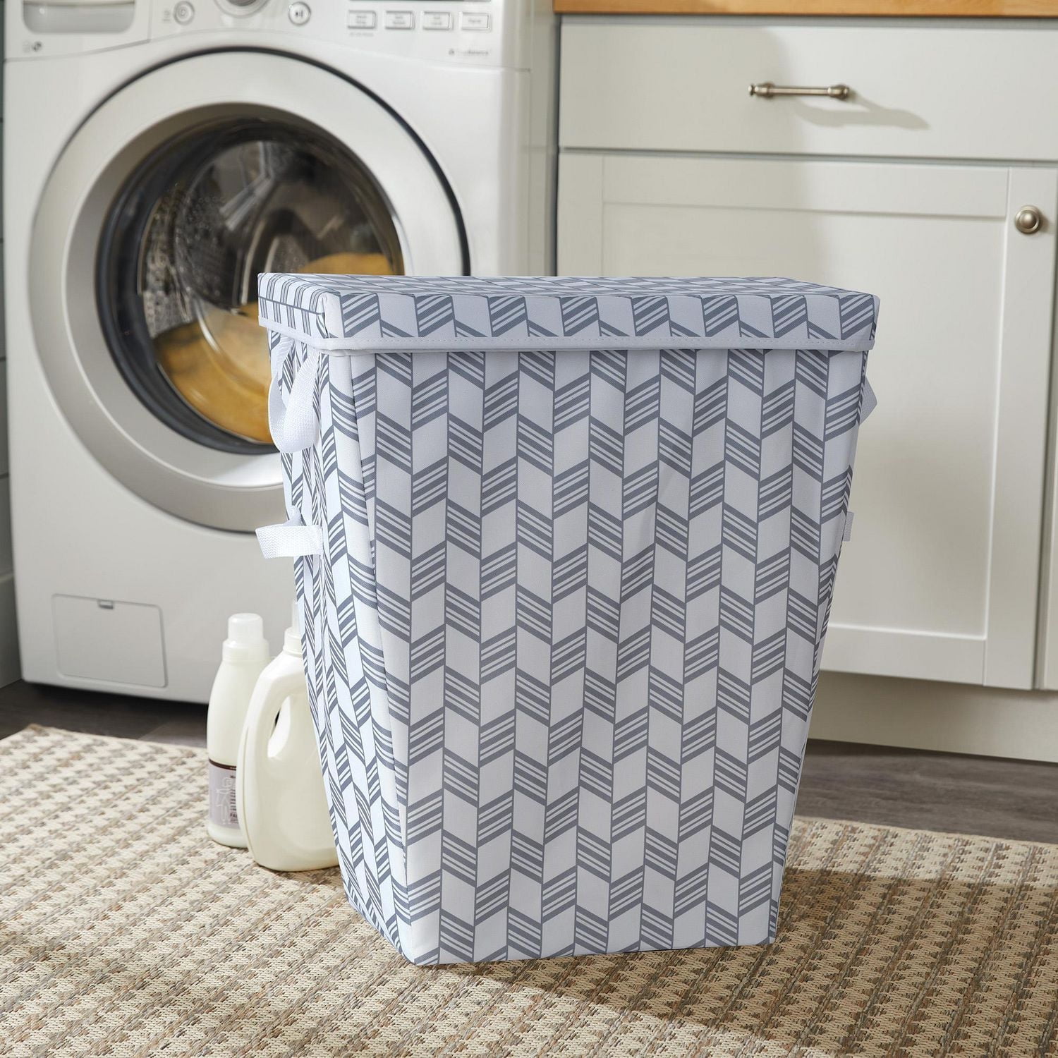 Mainstays panier à linge avec couvercle, sac doublé amovible et lavable pour adulte, panier de rangement pour chambre ou dortoir Taille du produit: 18 in. W x 13 in. D x 22.3 in. H/ 45,7 cm x 33 cm x 56,5 cm