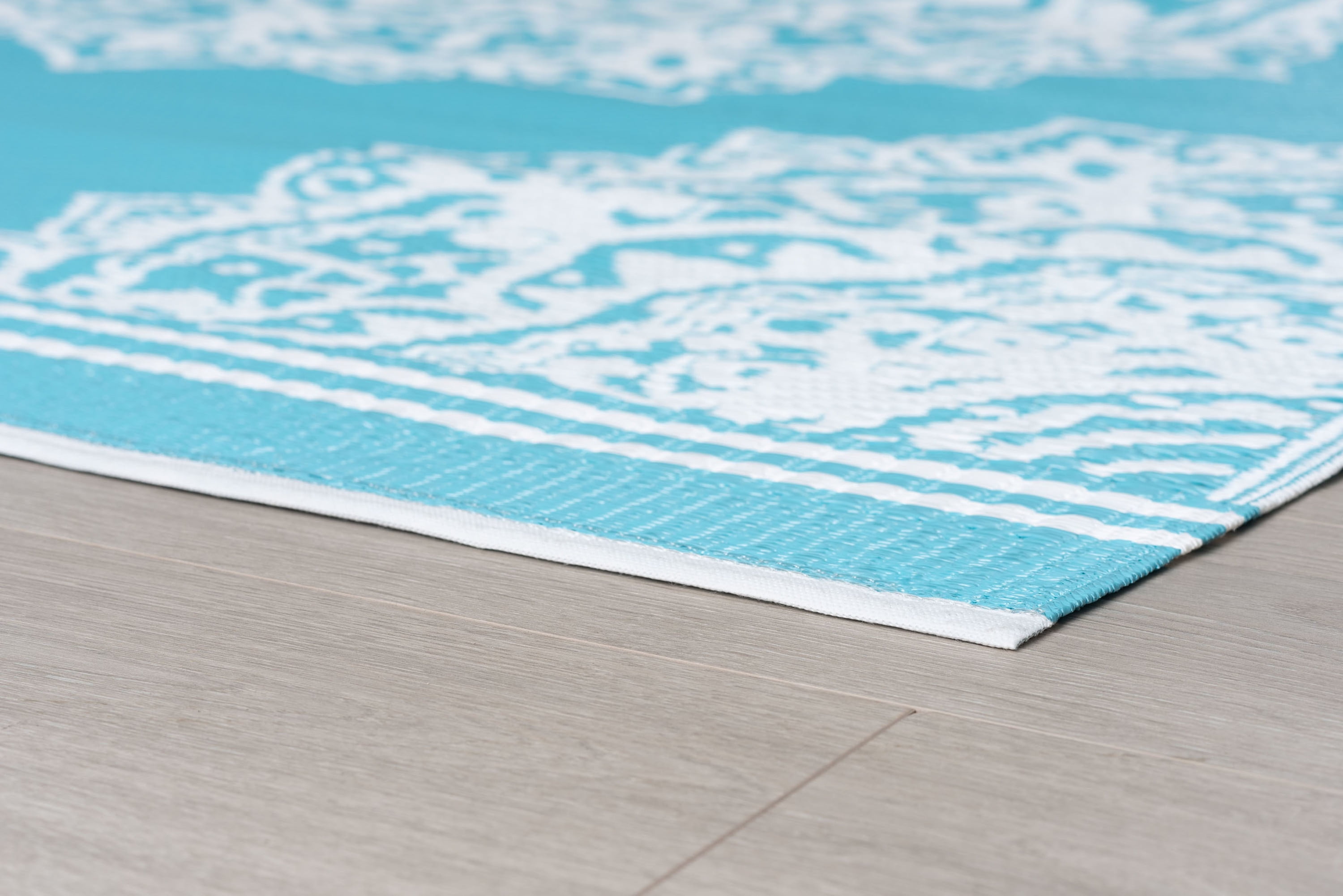5x7 Reversible Aqua and White Polypropylene Outdoor Medallion Area Rug