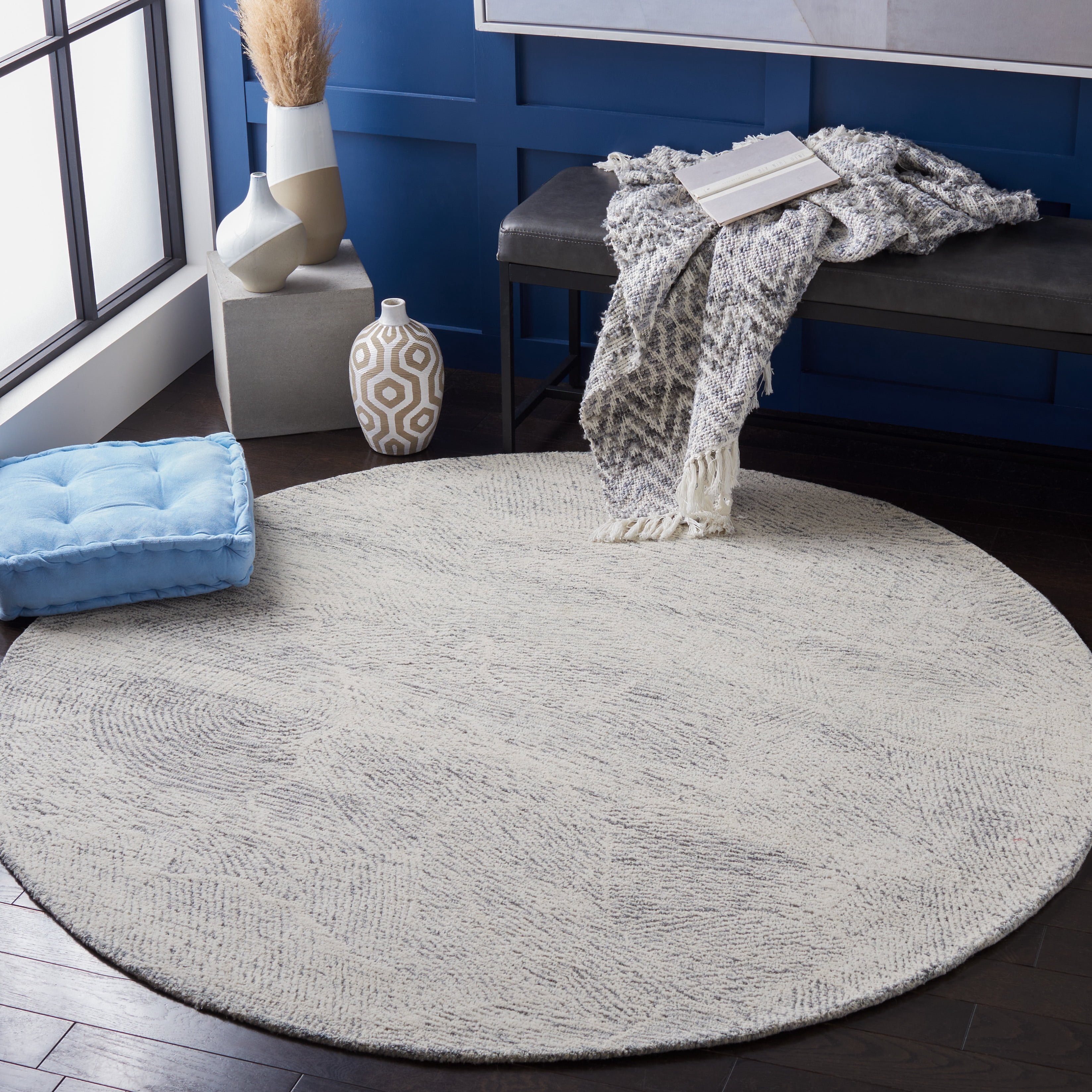 SAFAVIEH Metro Patricia Distressed Area Rug, Dark Grey/Ivory, 6' x 6' Round