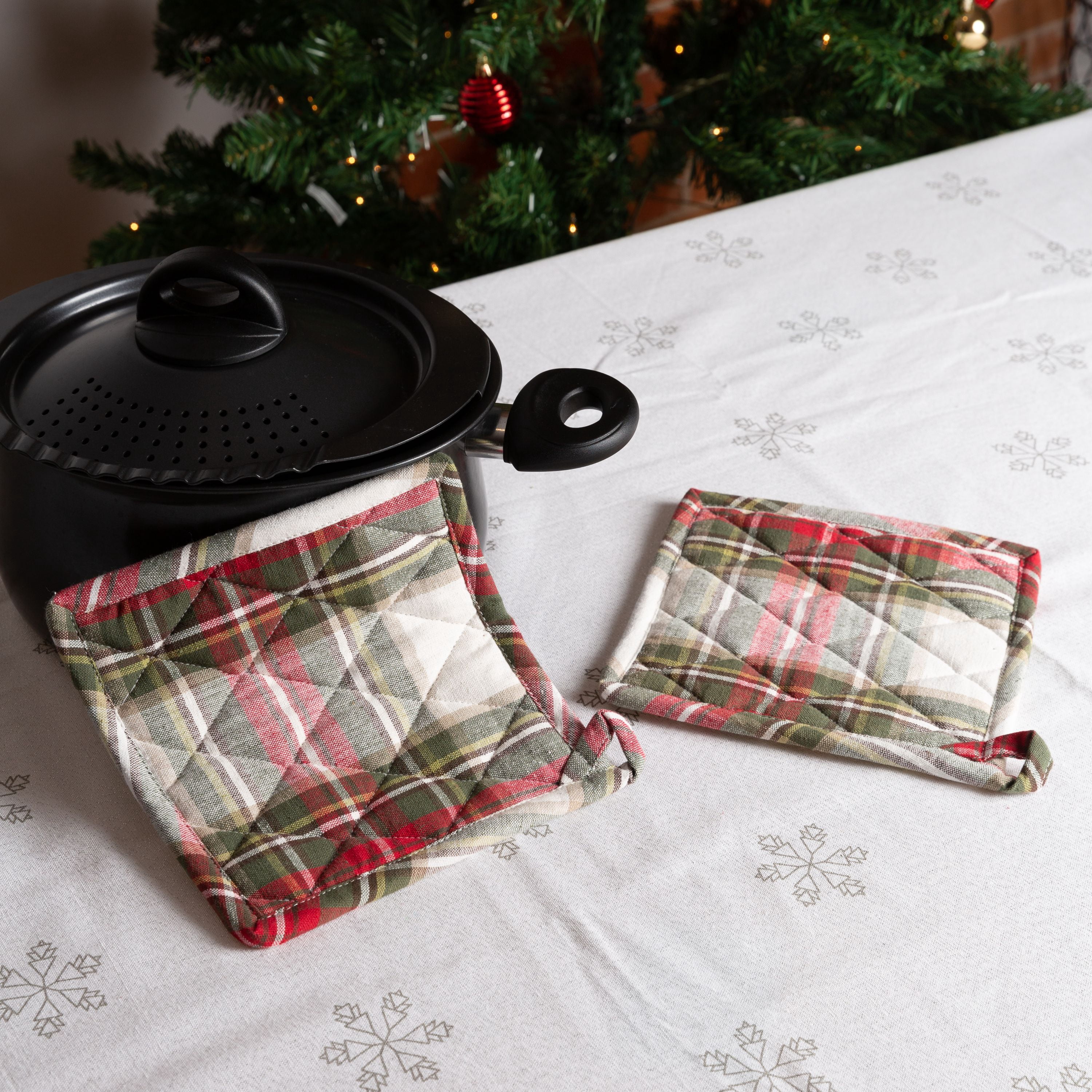 Fabstyles Celebration Plaid 2 Piece Pot Holder Set, 100% Cotton, 8" X 8"