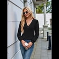 thumbnail image 4 of Camiseta Informal de Larga con Cuello en V y para Mujer, Color Liso Negro M, 4 of 9