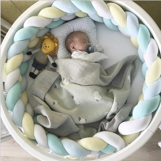 Almohada de cama trenzada de cuatro hebras con bolas de nudo largo tejidas, tira anticolisión para niños