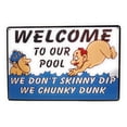 thumbnail image 1 of Letrero de hojalata divertido "Bienvenidos a nuestra piscina". No nos bañamos desnudos, nos bañamos con chupete. Tamaño: 8 x 12 pulgadas, 1 of 4
