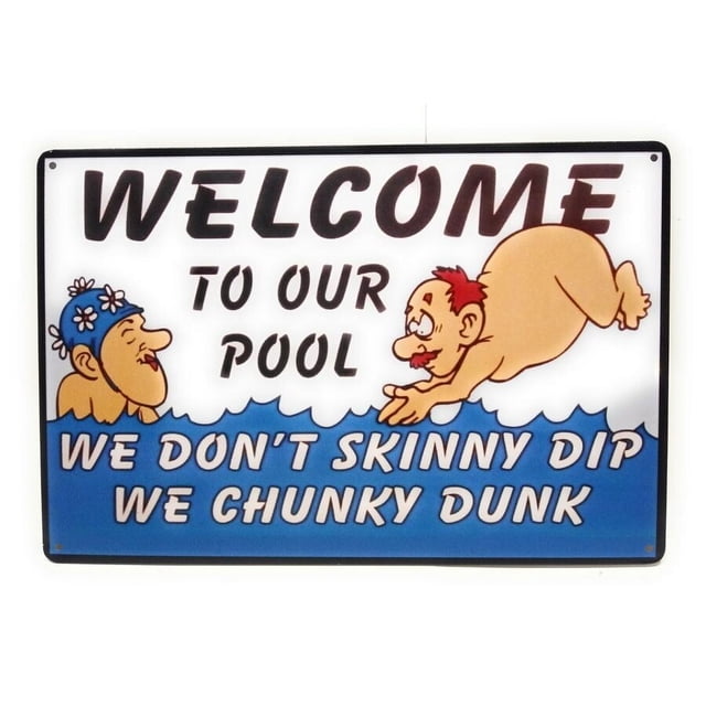 Letrero de hojalata divertido "Bienvenidos a nuestra piscina". No nos bañamos desnudos, nos bañamos con chupete. Tamaño: 8 x 12 pulgadas