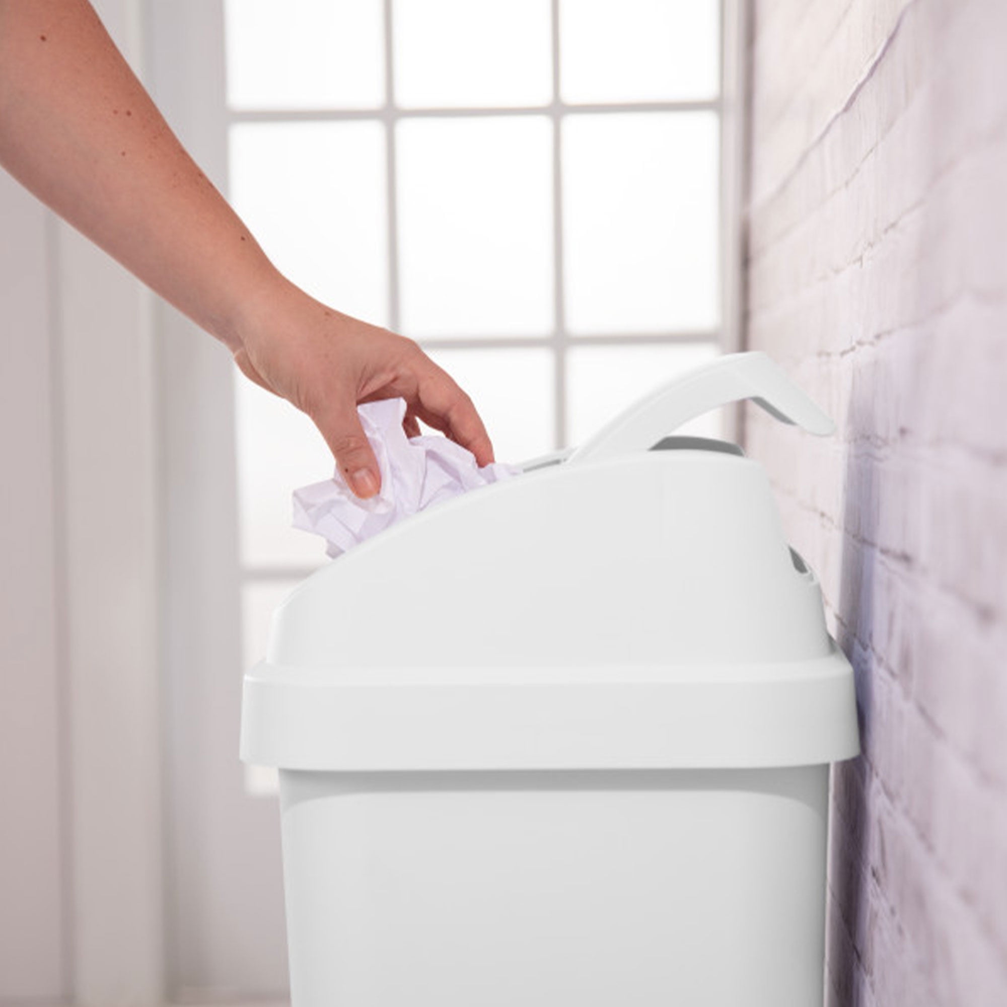 ホワイト・トラッシュ／WHITE TRASH Sterilite 7.8 Gallon SwingTop Kitchen Wastebasket Trash Can