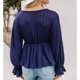 thumbnail image 4 of Top de manga larga con cuello en V, mangas acampanadas, dobladillo con volantes, ajuste holgado, blusa transpirable para mujer para otoño invierno, azul marino XL, 4 of 6