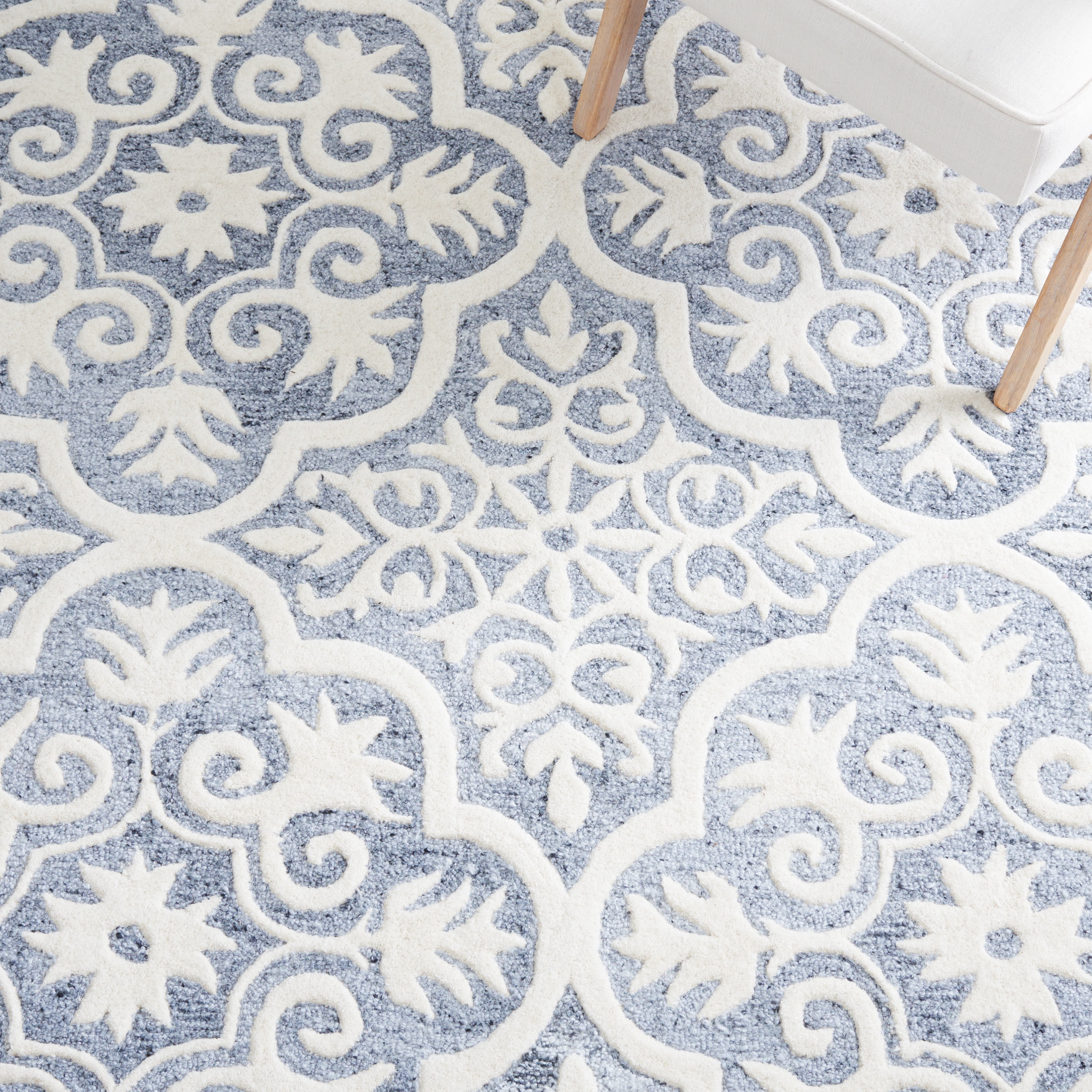 SAFAVIEH Metro Phipp Medallion Area Rug, Light Blue/Ivory, 6' x 6' Round