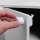 thumbnail image 3 of Cerraduras magnéticas adhesivas de seguridad para gabinetes para niños (8 cerraduras y 2 llaves), fácil instalación en segundos, sin tornillos ni perforaciones, cerraduras invisibles a prueb, 3 of 5