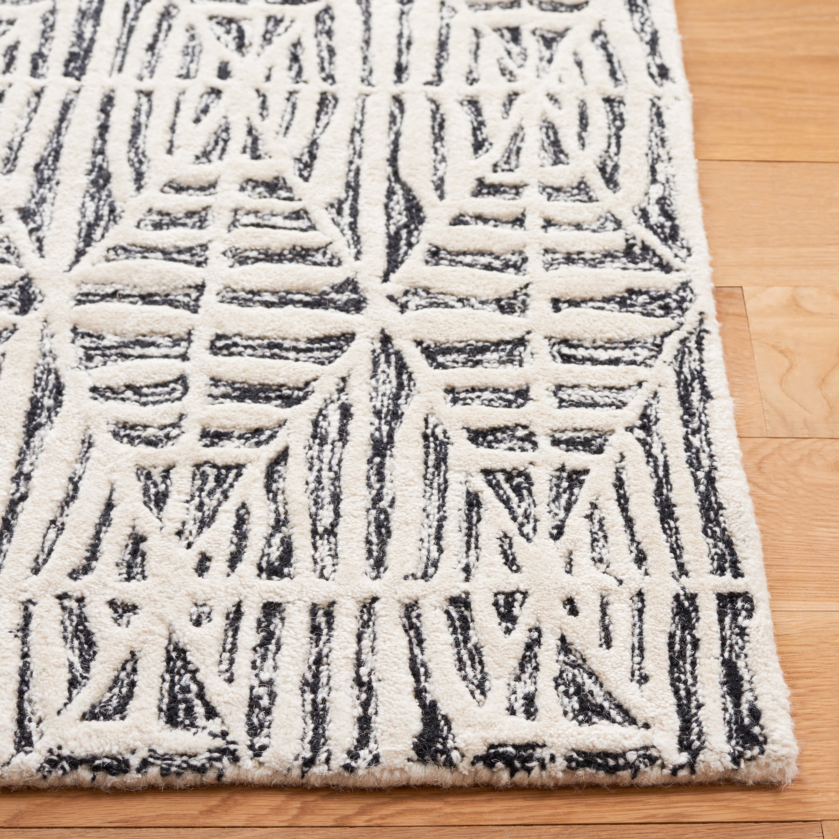 SAFAVIEH Ebony Abraham Diamond Area Rug, Black/Ivory, 4' x 6'