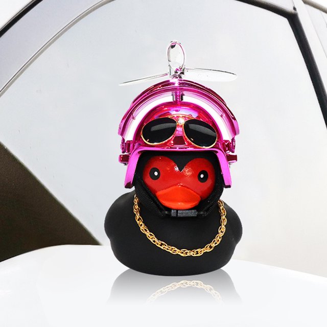 Pequeño pato negro con casco, decoración exterior de coche, adornos suaves multiusos para salpicadero de coche, dormitorio de motocicleta, salpicadero de coche