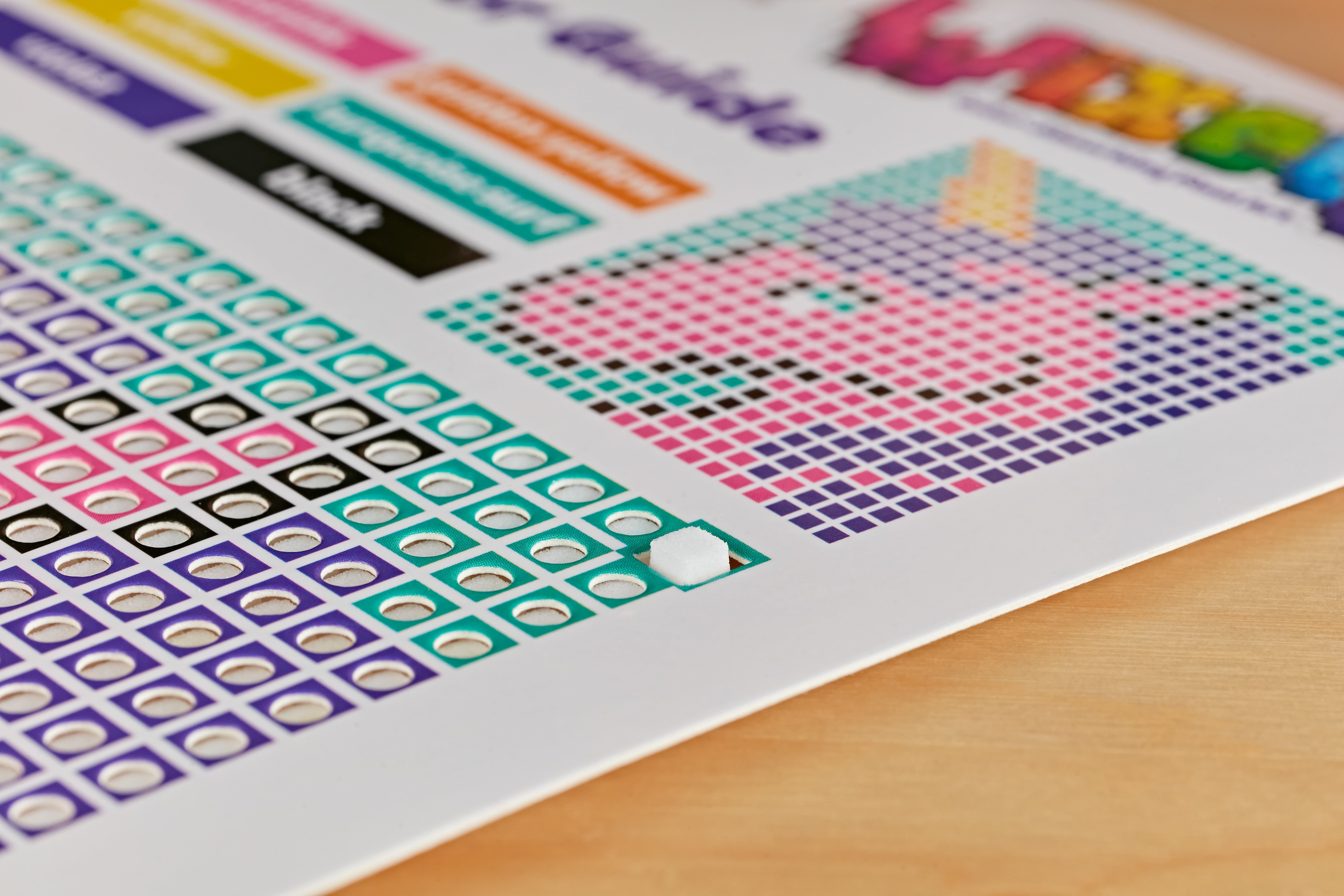 CRAYOLA Wixels Animal Activity Kit, Colour-Absorbing Pixel Art Set
