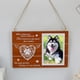 thumbnail image 5 of Marco de fotos conmemorativo para mascotas por la pérdida de un perro o gato | Regalo de condolencias con diseño de huella de pata | Marco de madera para colgar o colocar de pie para fotos de 5,91 x, 5 of 6