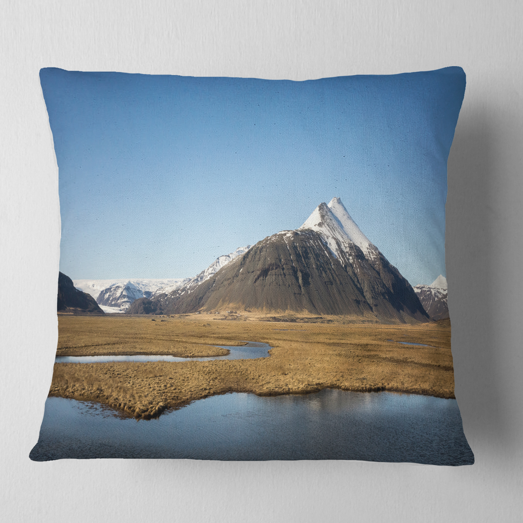 Designart Scenic Southern Iceland - Landscape Photography Throw Pillow - 18x18