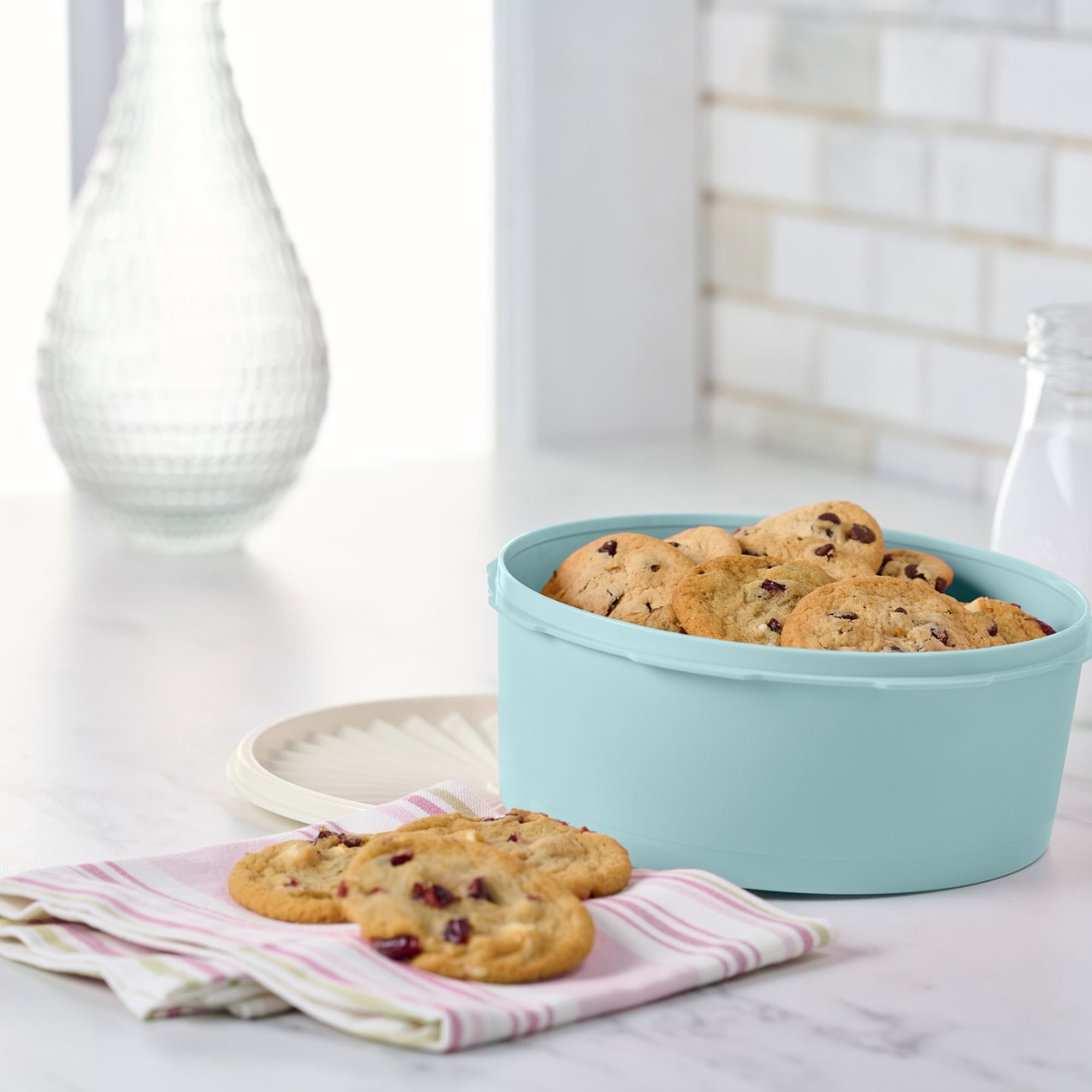 Tupperware Heritage Plastic 7.5-Cup Food Storage Canister with Lid