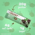 thumbnail image 2 of Quest Nutrition Barras de proteína con trozos de chocolate y menta, 20 g de proteína, 1 g de azúcar, 4 g de carbohidratos netos, sin gluten, aptas para ceto, 4 unidades, 2 of 5