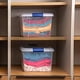 thumbnail image 5 of Caja de Almacenamiento de Plástico Paquete de 3, Organizadora Apilable con Broche, Contenedor de 7 Litros. Tapa Duradera e Ideal para Organizar Zapatos, Ropa y Juguetes (37x23x13 cm), 5 of 6