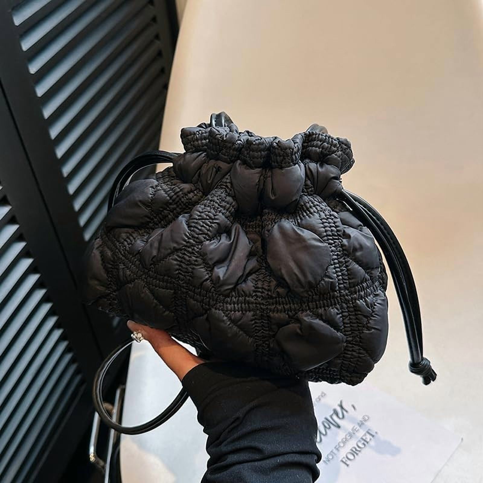 HLSOHJP Quilted Bags Mini Puffer Crossbody Bag Puffy Purse for Women Drawstring Clutch Bag Small Shoulder Purse