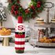 thumbnail image 1 of Funda de botella de vino con alfabeto tejido - Decoración DIY a rayas rojas y blancas - 26 letras - Decoración de mesa navideña, 1 of 2