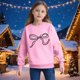 thumbnail image 1 of Sudadera infantil de poliéster con cuello redondo, hombros caídos, manga larga, estampado de lazo y capucha., 1 of 7