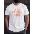 thumbnail image 1 of [Camiseta con estampado desgastado] Camiseta con estampado desgastado naranja y rojo - Camiseta informal de algodón de manga corta para hombre "It's a Darren Thing" - Lavable a máquina. Ropa de verano, 1 of 5