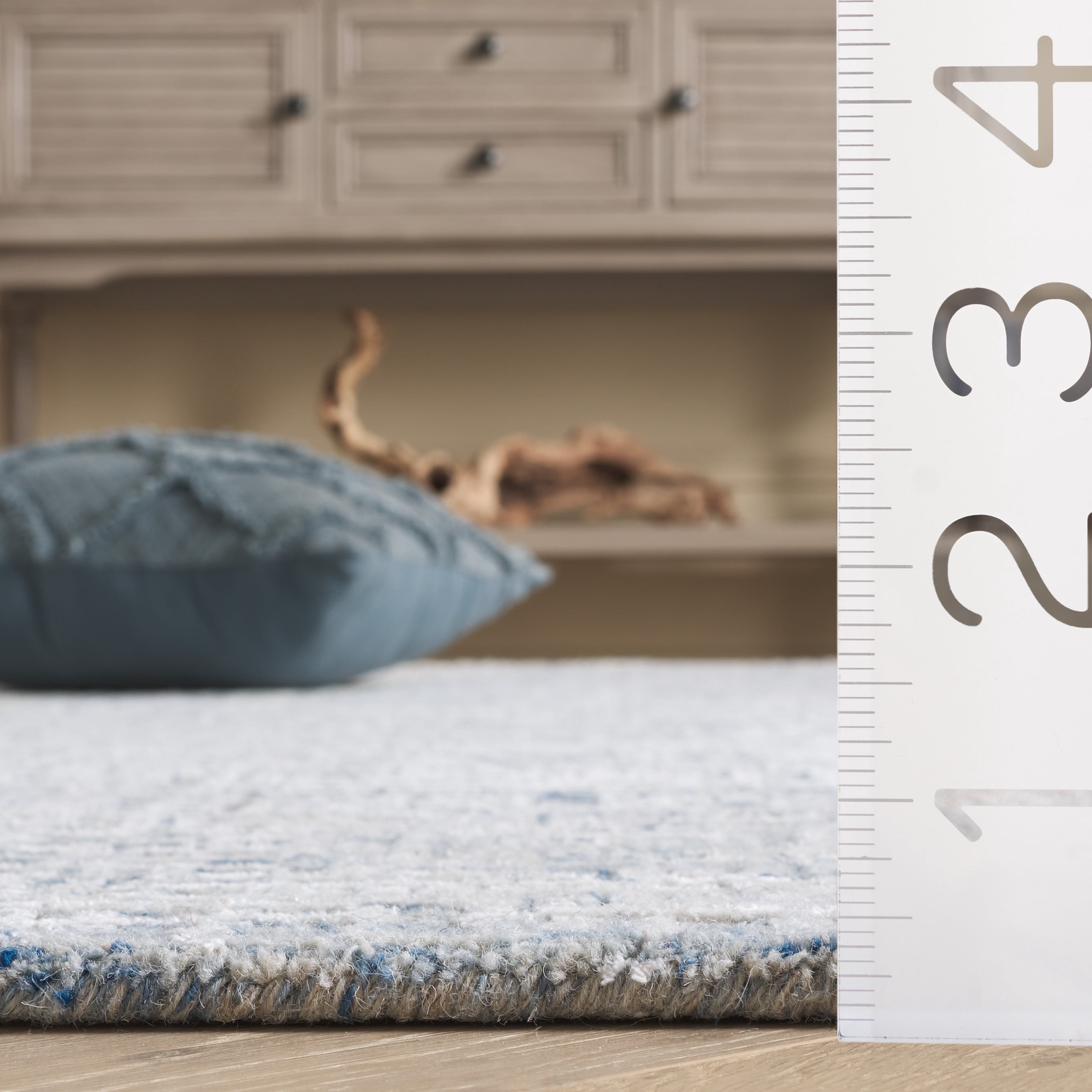 SAFAVIEH Glamour Ida Abstract Area Rug, Blue/Ivory, 4' x 6'