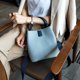 thumbnail image 4 of Bolso de mujer Bolso de piel de vaca Bolso de mano de mujer moderno Bolso bandolera de hombro con correa ancha, 4 of 5