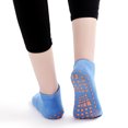 thumbnail image 1 of Calcetines antideslizantes para mujeres y hombres – Calcetines antideslizantes para hospital – Yoga, entrenamiento en casa, pilates, hospital – Paquete de 3 Rojo Verde, 1 of 5