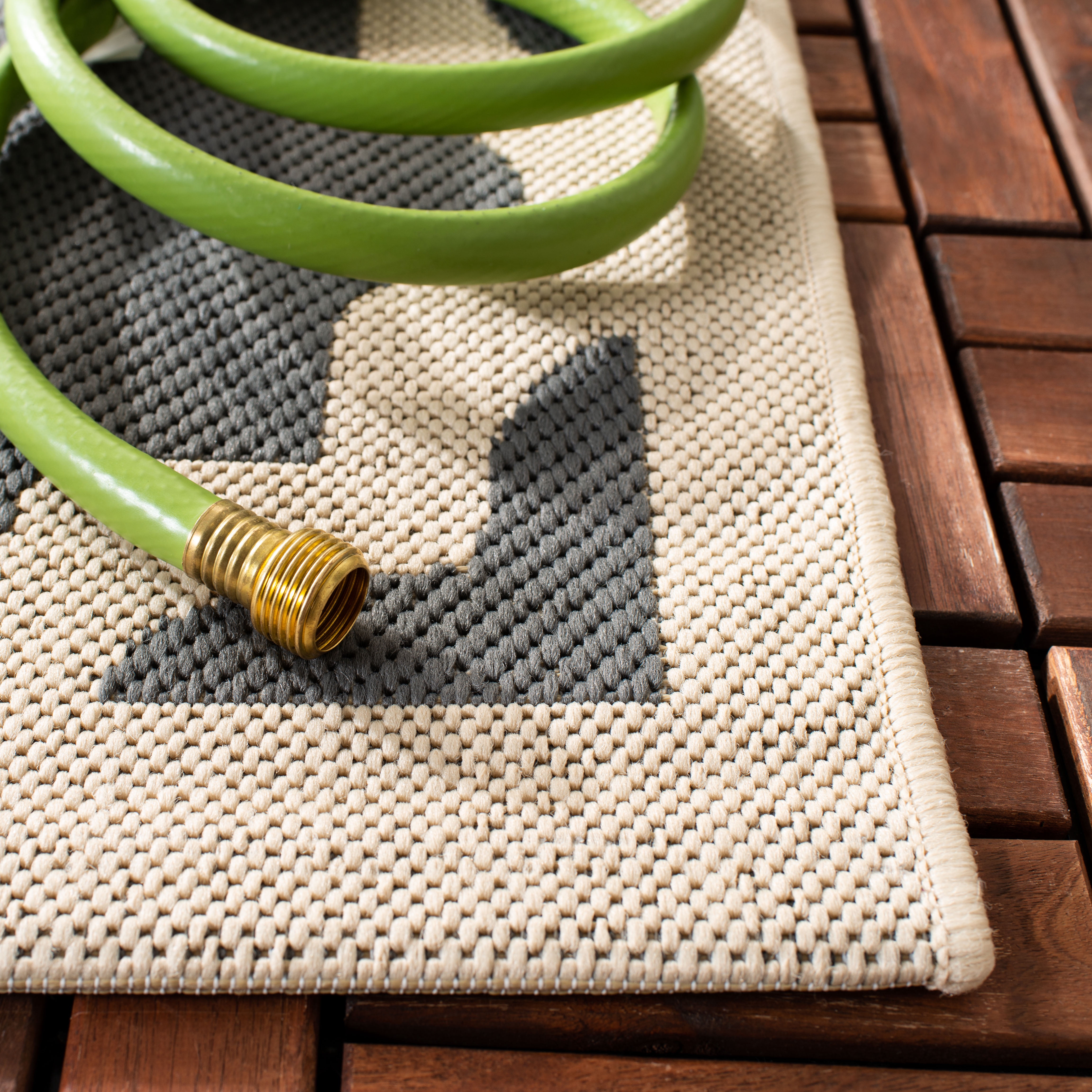 SAFAVIEH Courtyard Amanda Geometric Indoor/Outdoor Area Rug, Anthracite/Beige, 7'10" x 7'10" Square