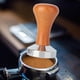 thumbnail image 4 of Mango de Madera BLESIY Tamper de Café Espresso Acero Inoxidable 53 mm Marrón Oscuro, 4 of 7