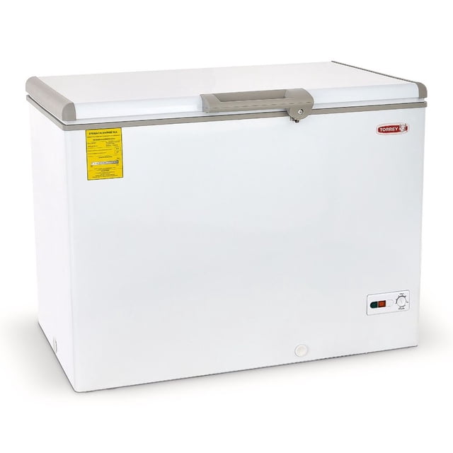 congelador horizontal de 11.3 pies cúbicos Torrey Electronics blanco, vista frontal 3/4 con tapa abatible tipo cofre y manija con chapa y llave; interior en acero inoxidable con 2 canastillas, control digital ajustable (-18 °C a 4 °C), luz indicadora y luz interior, tapón de drenado; ideal para agregar espacio de almacenamiento adicional en casa.