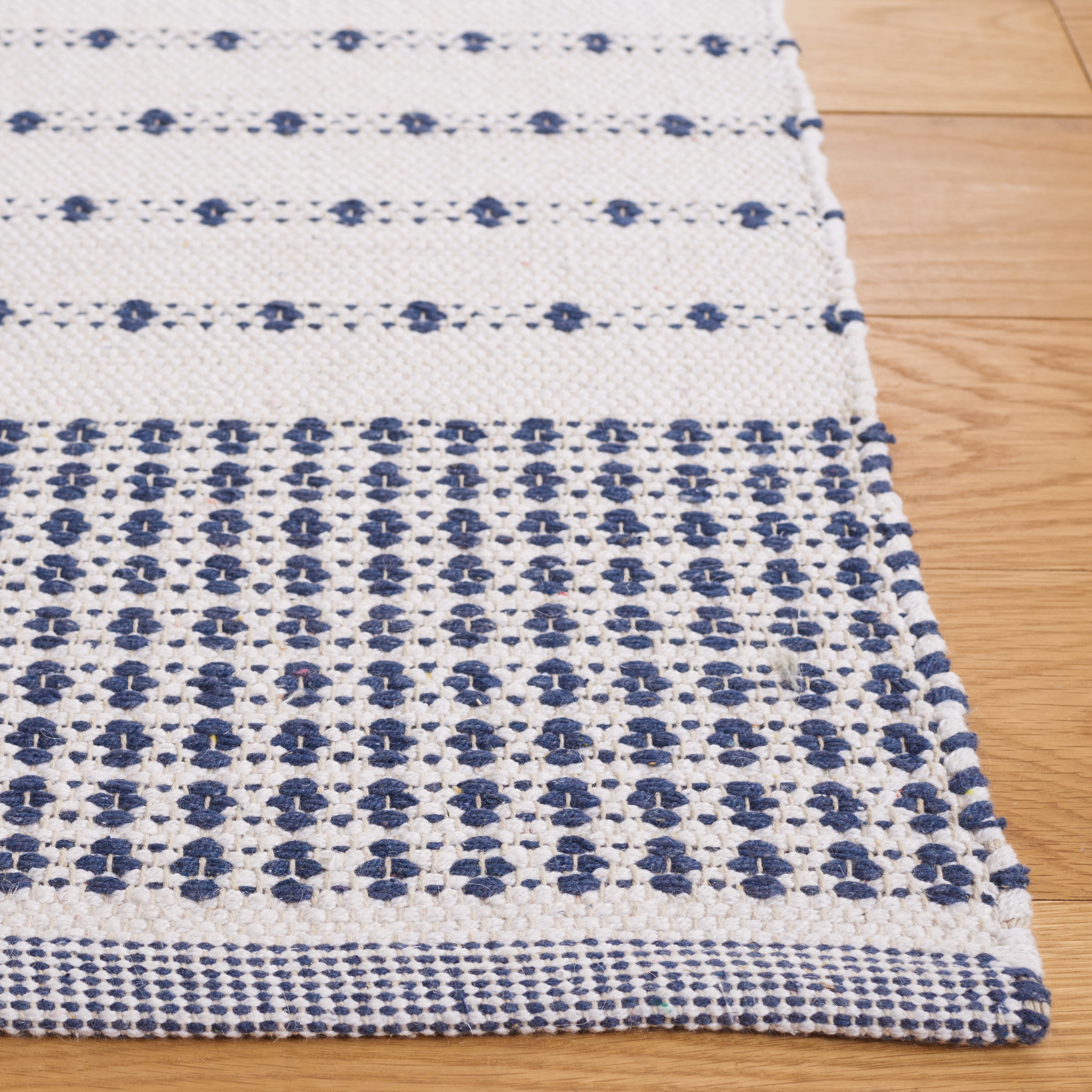SAFAVIEH Montauk Nuala Abstract Dots Cotton Area Rug, Navy/Ivory, 6' x 6' Square