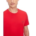 thumbnail image 3 of Camiseta Tommy Hilfiger Core Flag con cuello redondo en caoba para hombre, 3 of 4