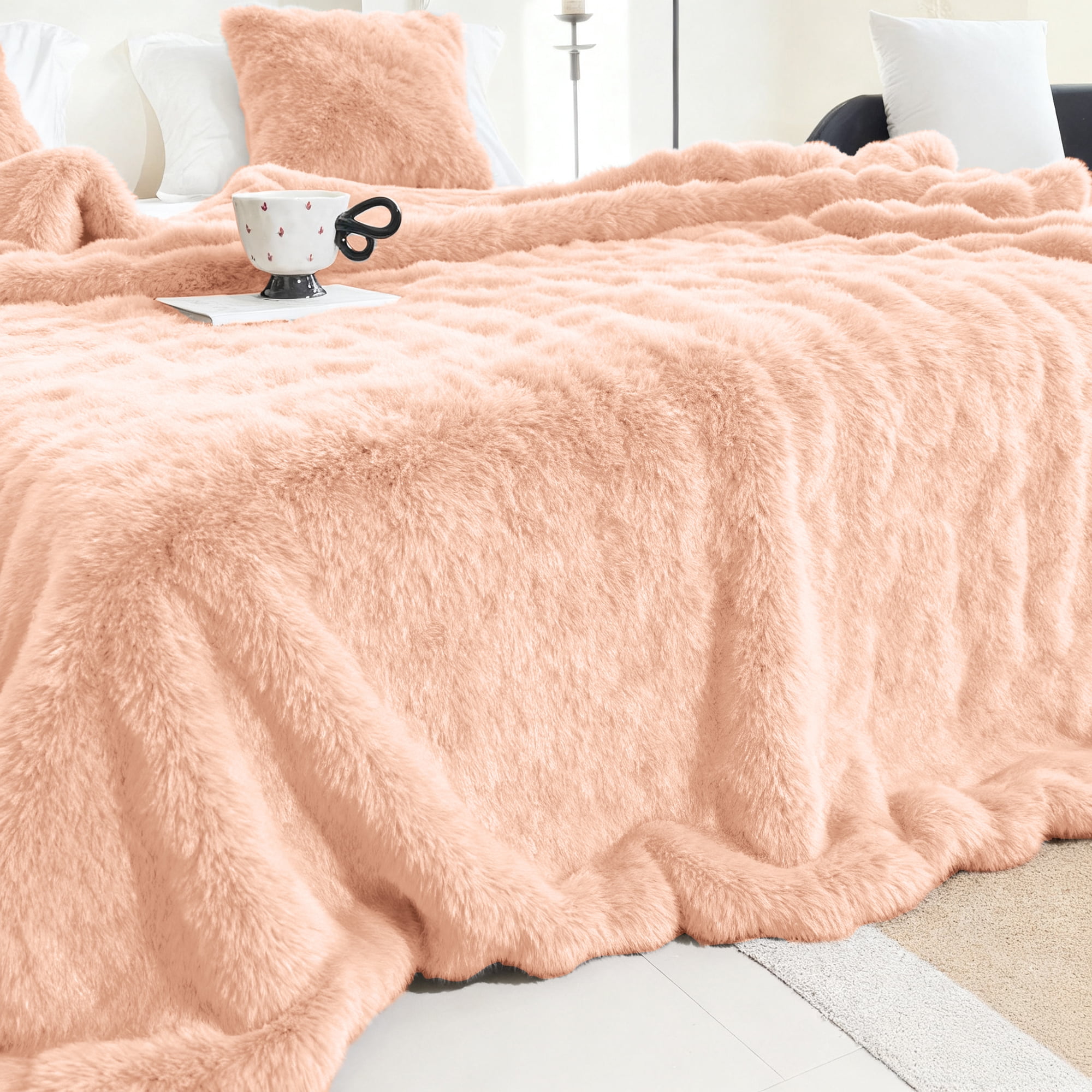Sanmadrola Throw Blanket Faux Fur for Couch, Fuzzy Soft Plush Thick Bubble Blanket for Sofa Bedroom Living Room 60''x 80'' Pink