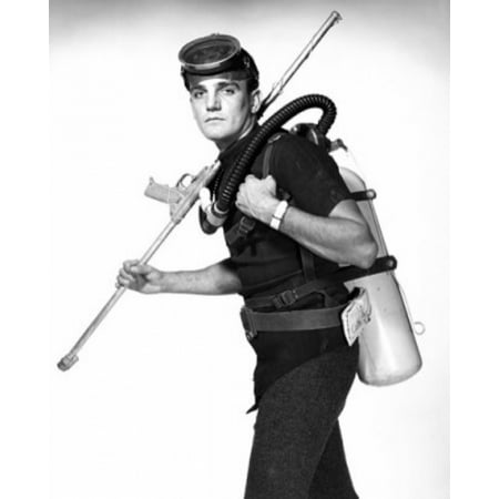 - Scuba diver carrying oxygen tank and speargun Canvas Art - (24 x 36)
