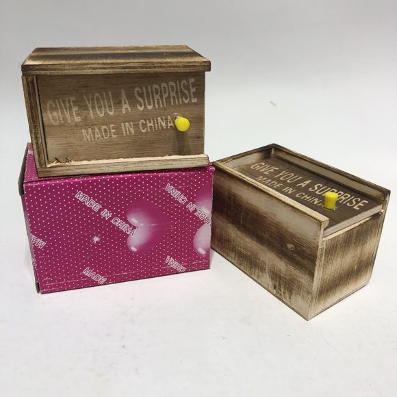 Regalo del Día de los Inocentes Juguete de simulación de truco de araña Caja de madera Truco de broma para personas Regalo aterrador