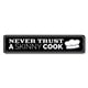 thumbnail image 1 of (Metal de aluminio) Letrero divertido para cocina con texto "Nunca confíes en un cocinero flaco", letrero de metal divertido para el hogar, tamaño: 4 x 16 pulgadas, 1 of 4