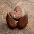 thumbnail image 5 of Caja Corazón Giratoria De Madera Nogal Para Anillos De Boda CAFE, 5 of 5